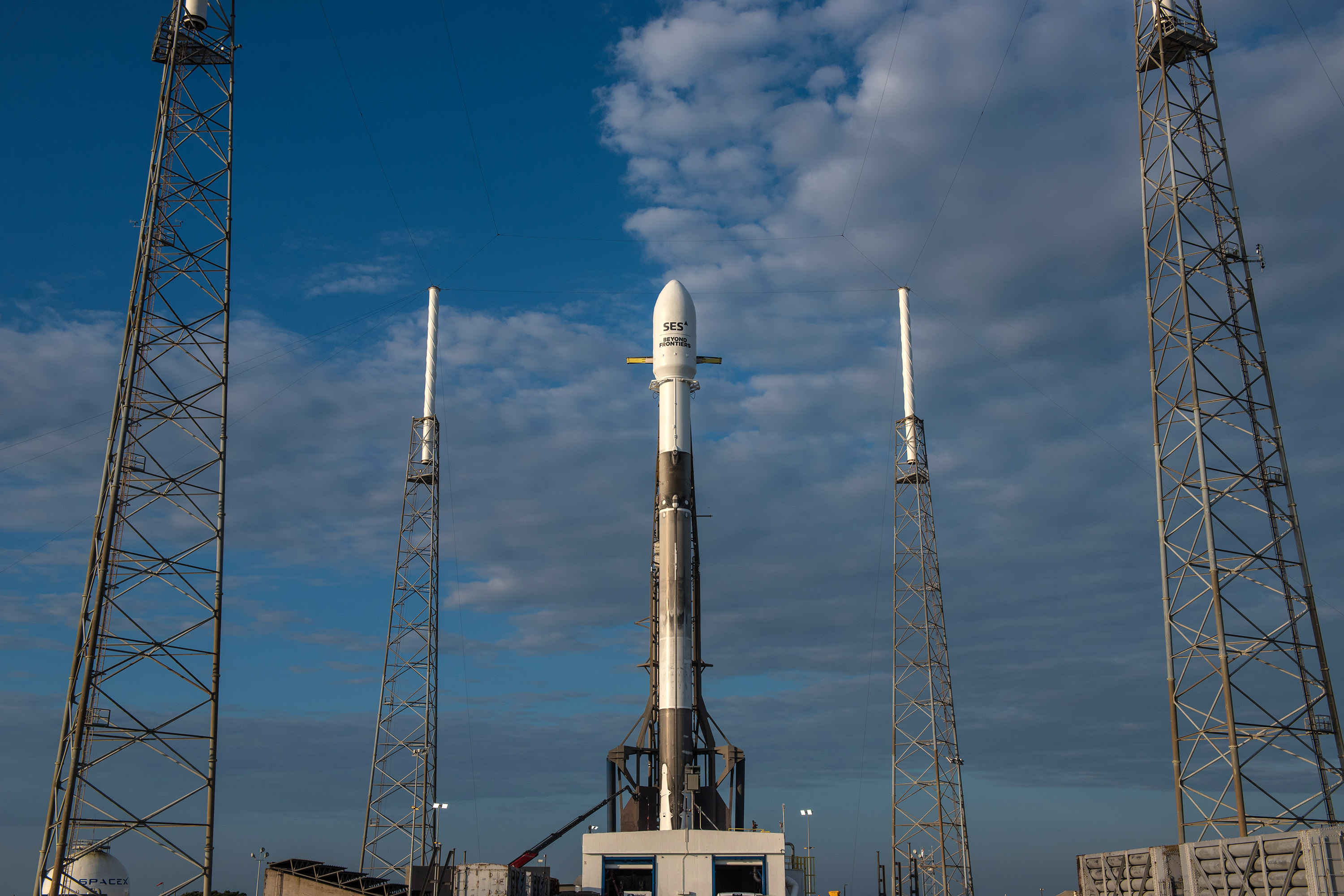 Falcon 9 z satelitą SES-12 na platformie startowej SLC-40 (Źródło: SpaceX)