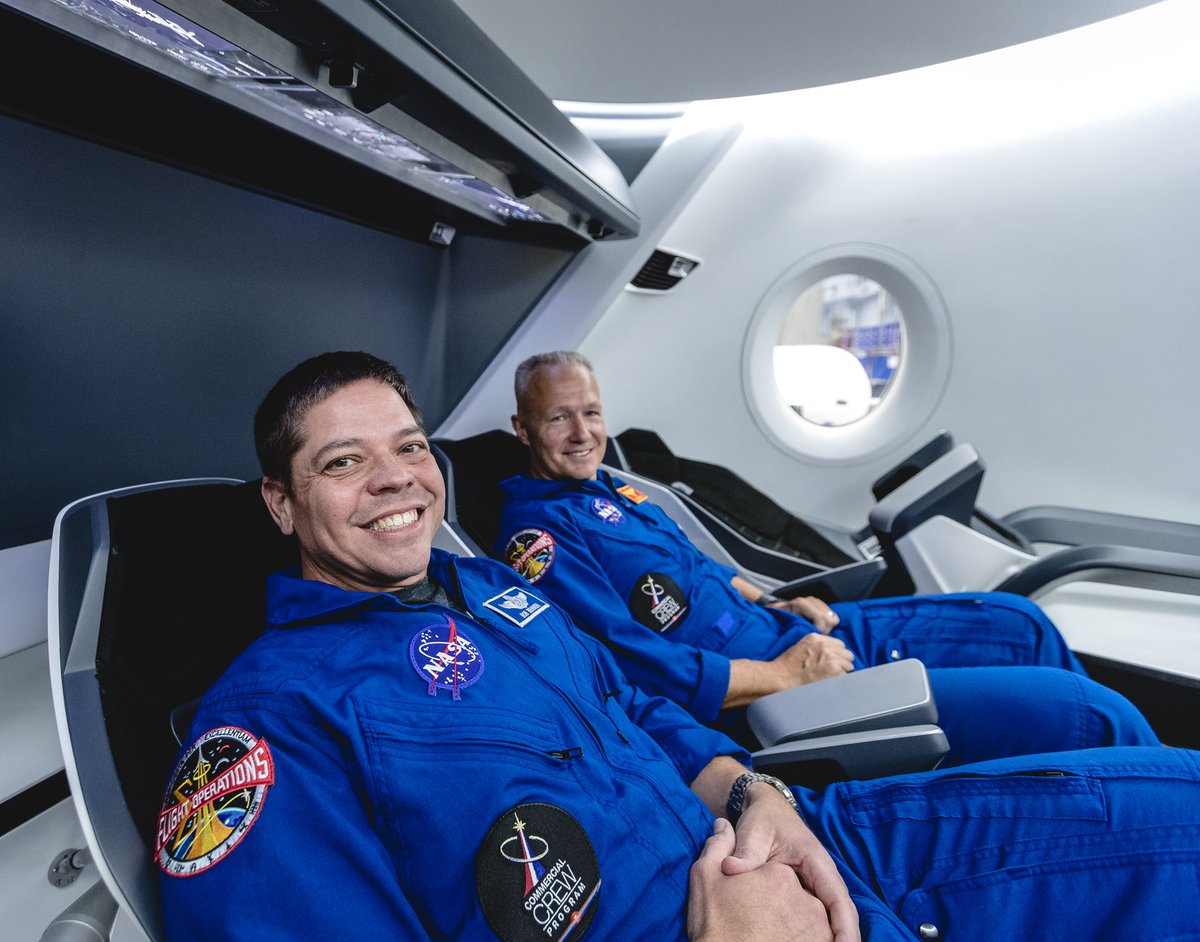 Astronauci NASA Robert Behnken oraz Doug Hurley wewnątrz statku Dragon (Źródło: SpaceX)