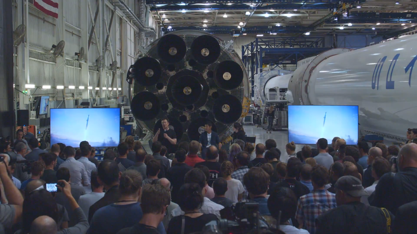 Elon Musk oraz Yusaku Maezawa odpowiadający na pytania dziennikarzy (Źródło: SpaceX)