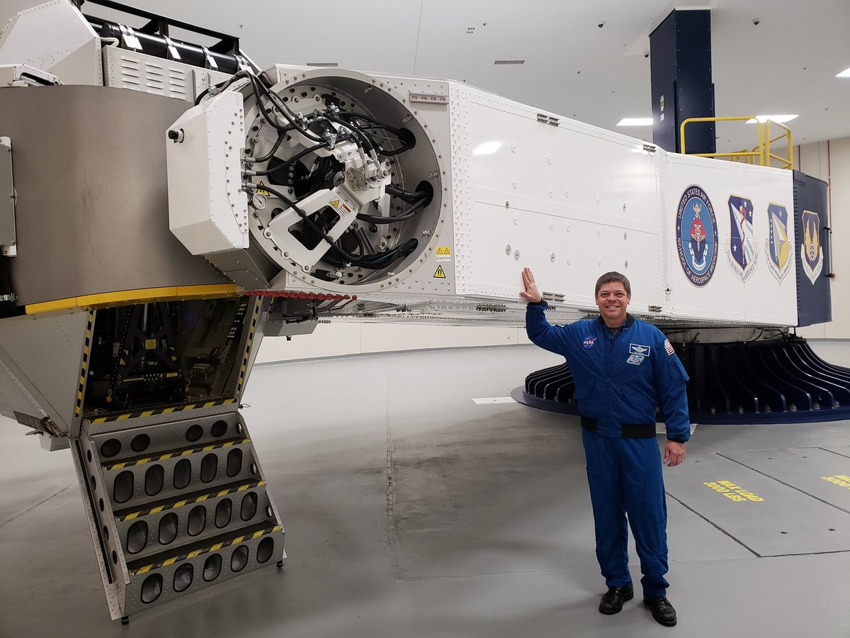 Robert Behnken obok wirówki, w której przechodził ćwiczenia przed lotem w kosmos (Źródło: Robert Behnken)