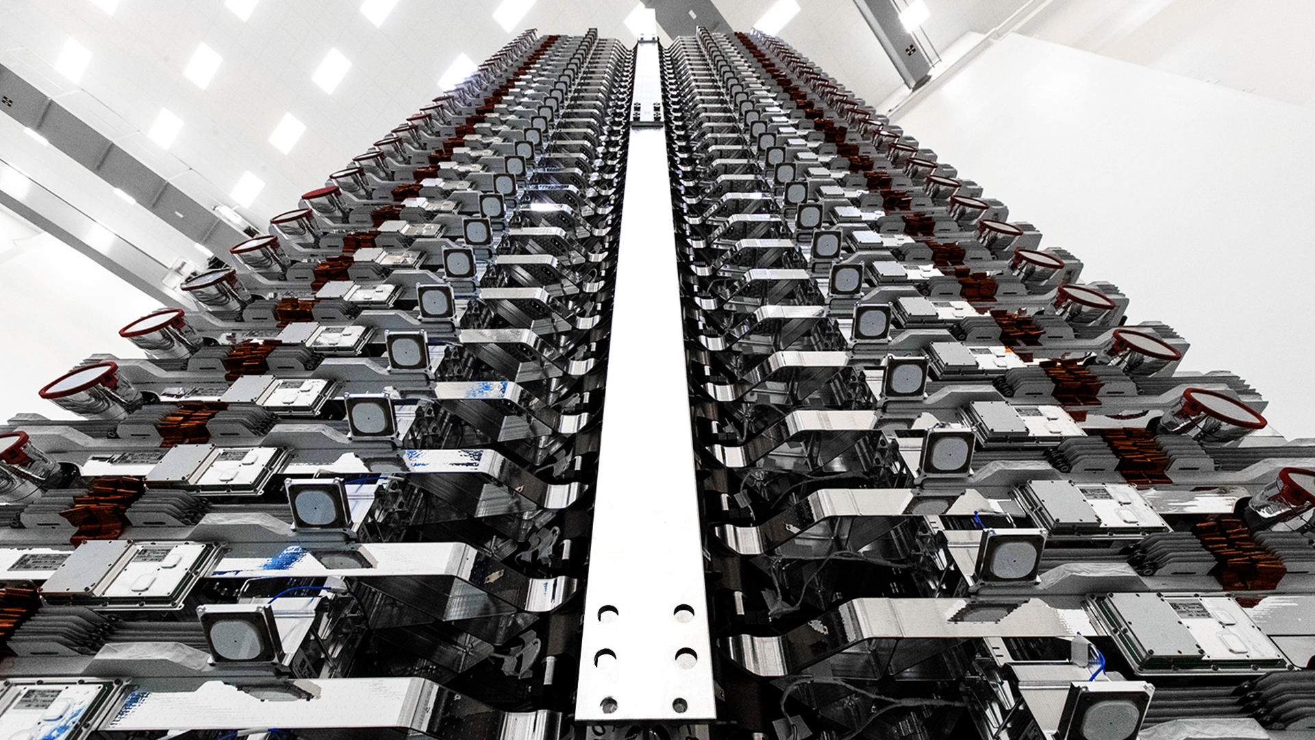 60 satelitów Starlink przygotowanych do wyniesienia na orbitę (Źródło: SpaceX)