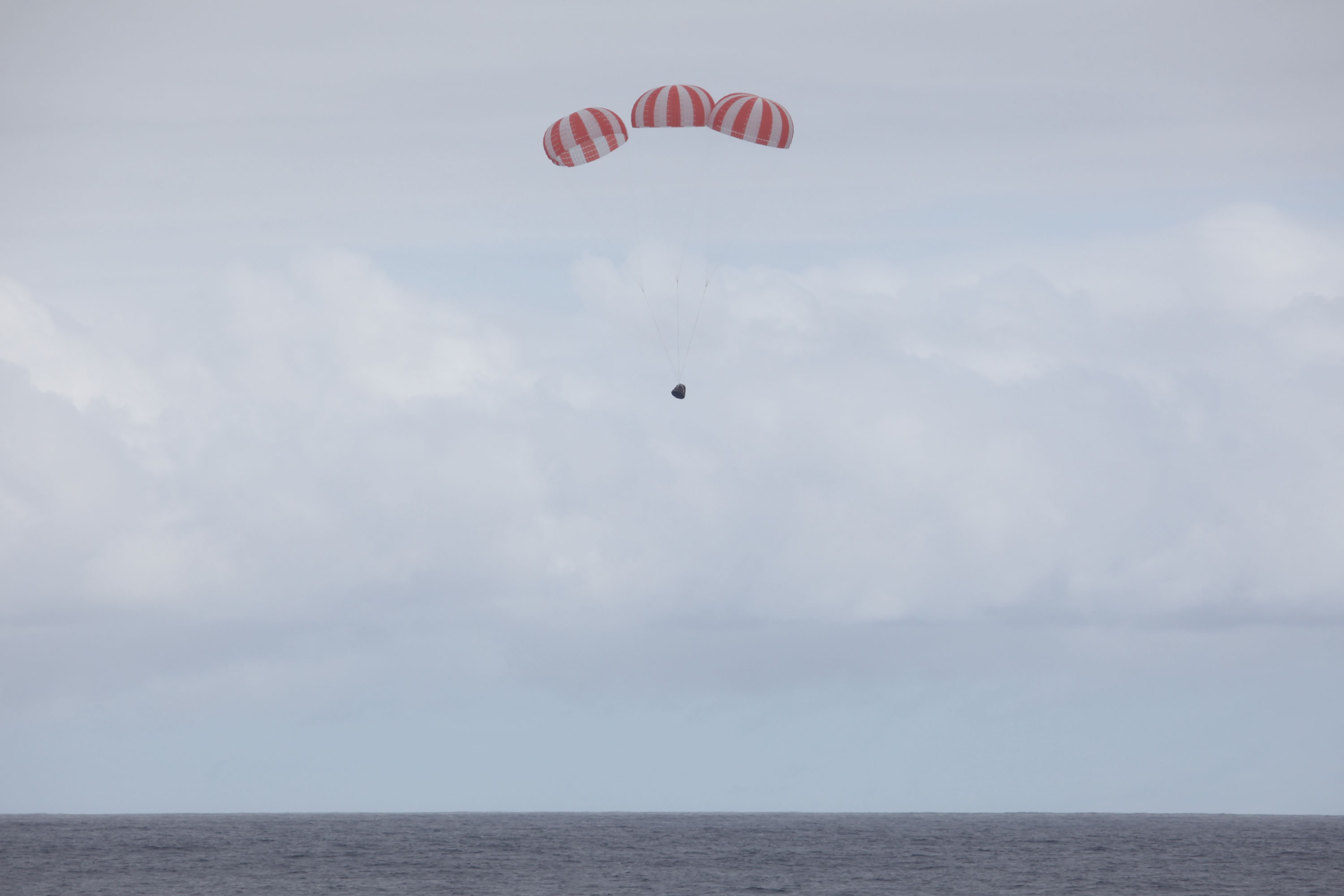 Lądowanie kapsuły Dragon po powrocie z ISS w ramach misji CRS-4 (Źródło: SpaceX)