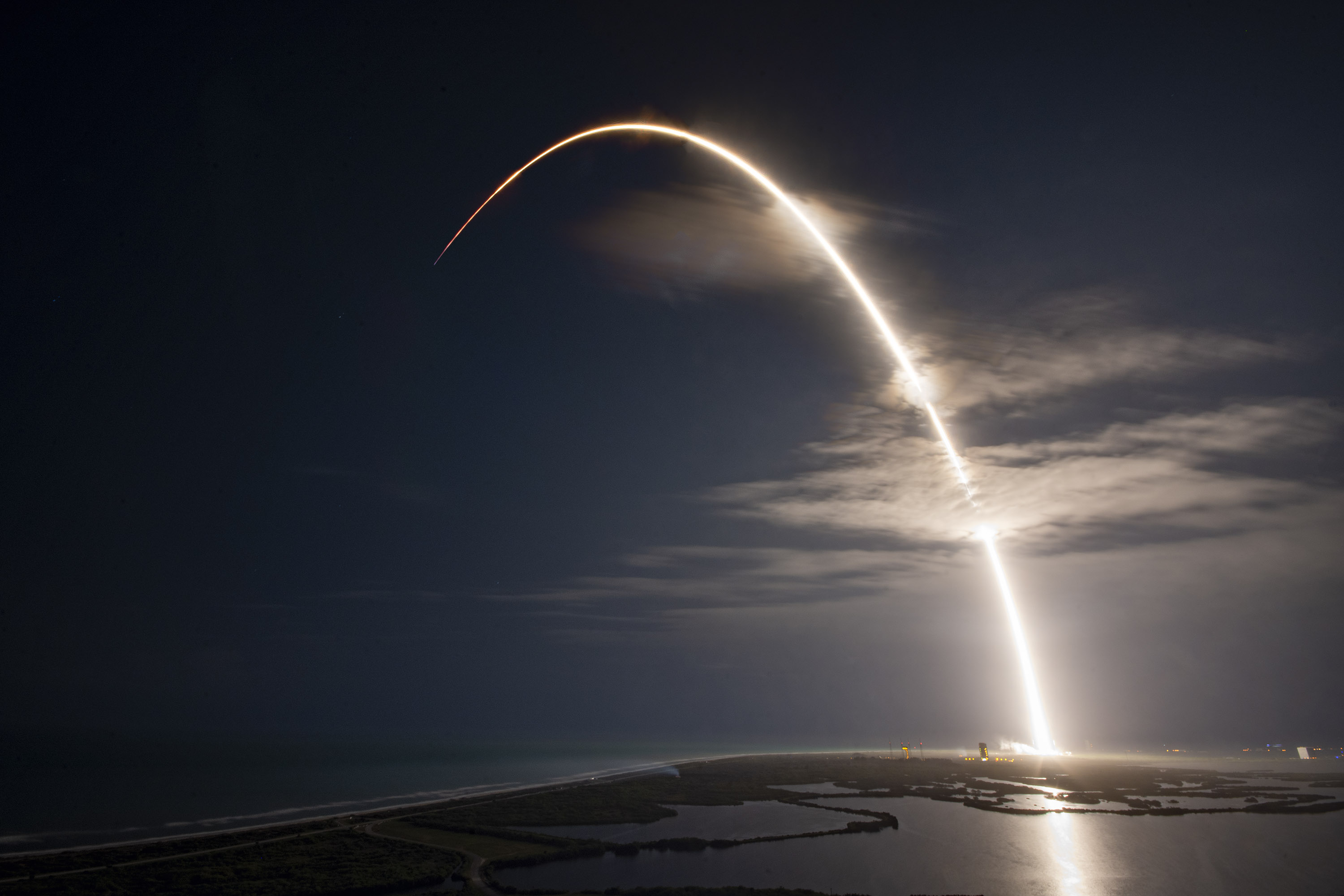 Start rakiety Falcon 9 z misją JCSAT-18/Kacific1 (Źródło: SpaceX)