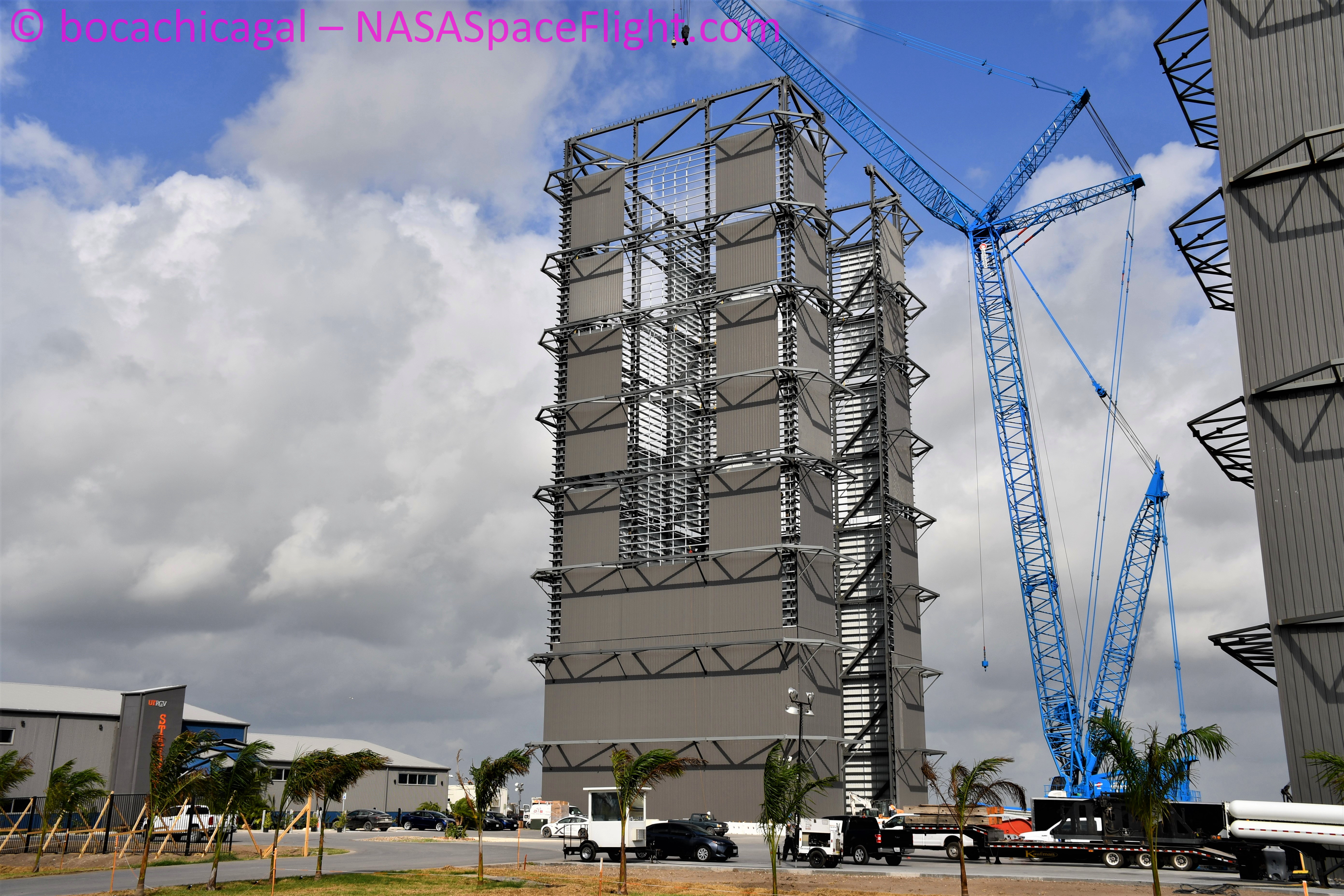 Powstający budynek, w którym będą składane boostery Super Heavy (Źródło: BocaChicaGal dla NSF, NASASpaceFlight.com)