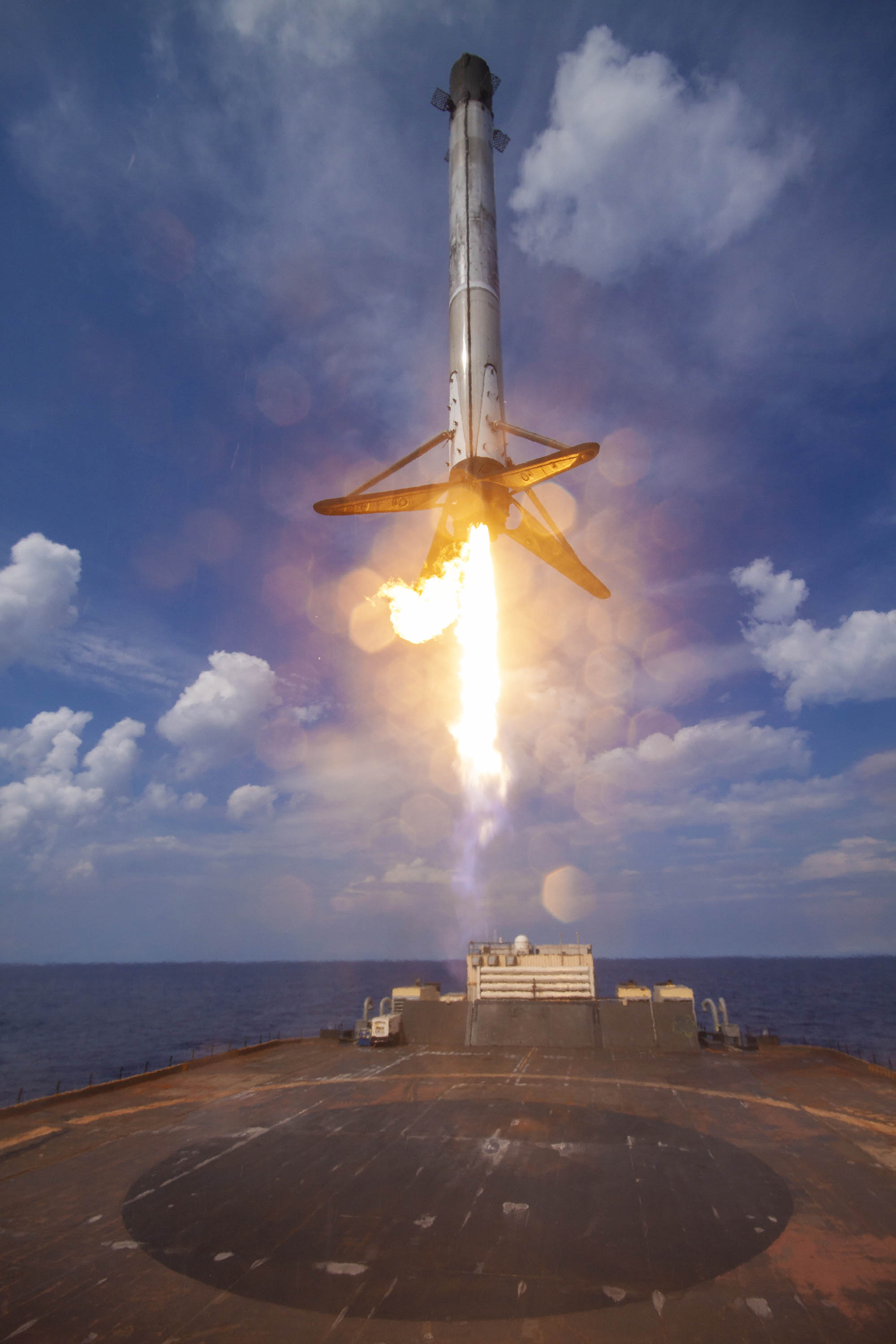 Lądowanie pierwszego stopnia po misji GPS III SV03 (Źródło: SpaceX)