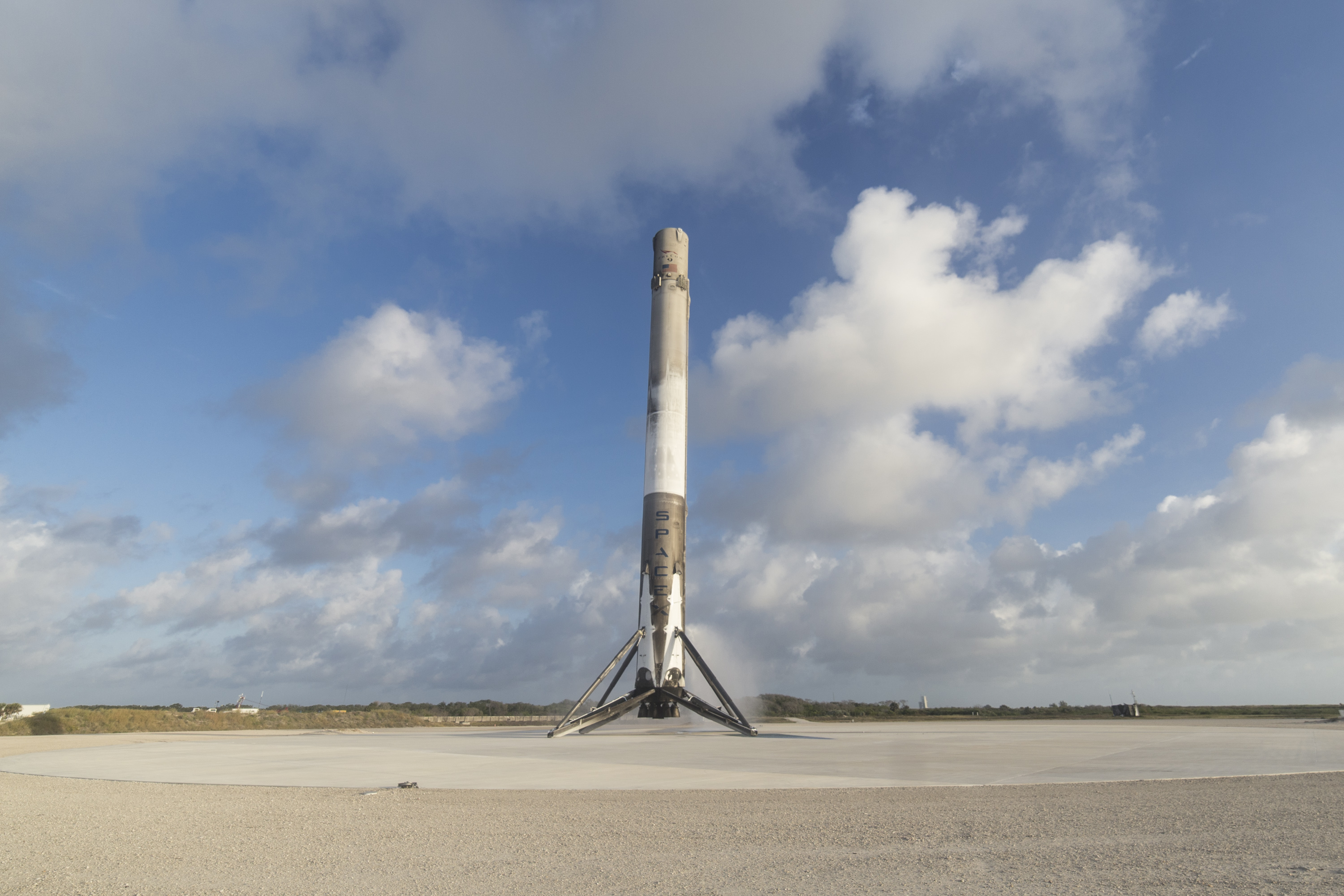 Pierwszy stopień rakiety Falcon 9 na Landing Zone 1 po lądowaniu po misji NROL-76 (Źródło: SpaceX)
