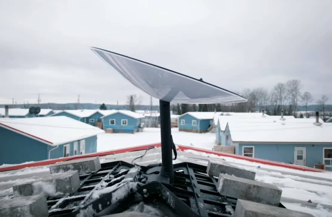 Terminal SpaceX zamontowany na dachu budynku w Kanadzie (Źródło: SpaceX)