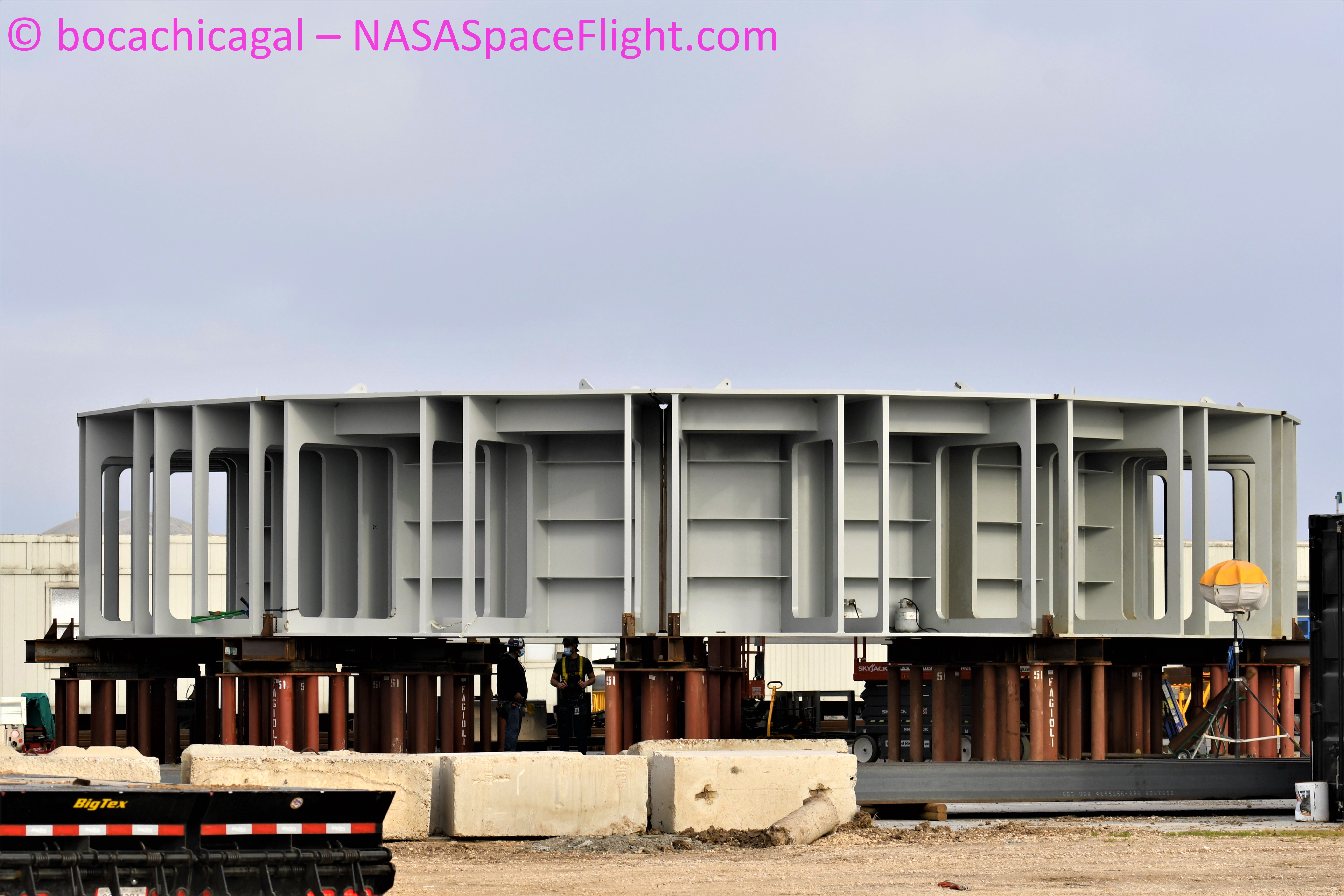 Elementy orbitalnej platformy startowej (Źródło: BocaChicaGal dla NSF, NASASpaceFlight.com)