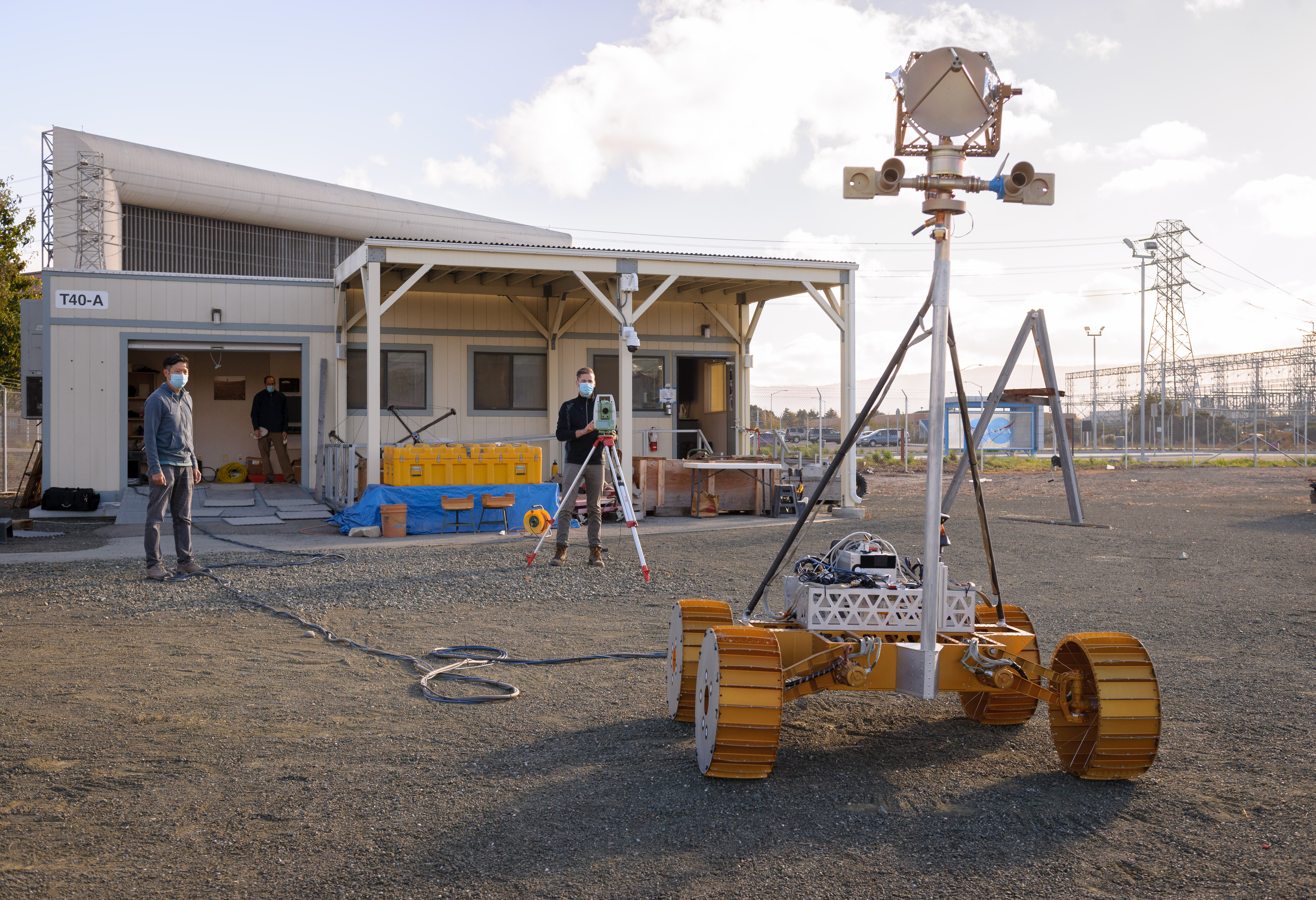 Inżynierowie z Centrum Badawczego NASA im. Amesa testujący oprogramowanie na prototypie łazika VIPER (Źródło: NASA/Dominic Hart)