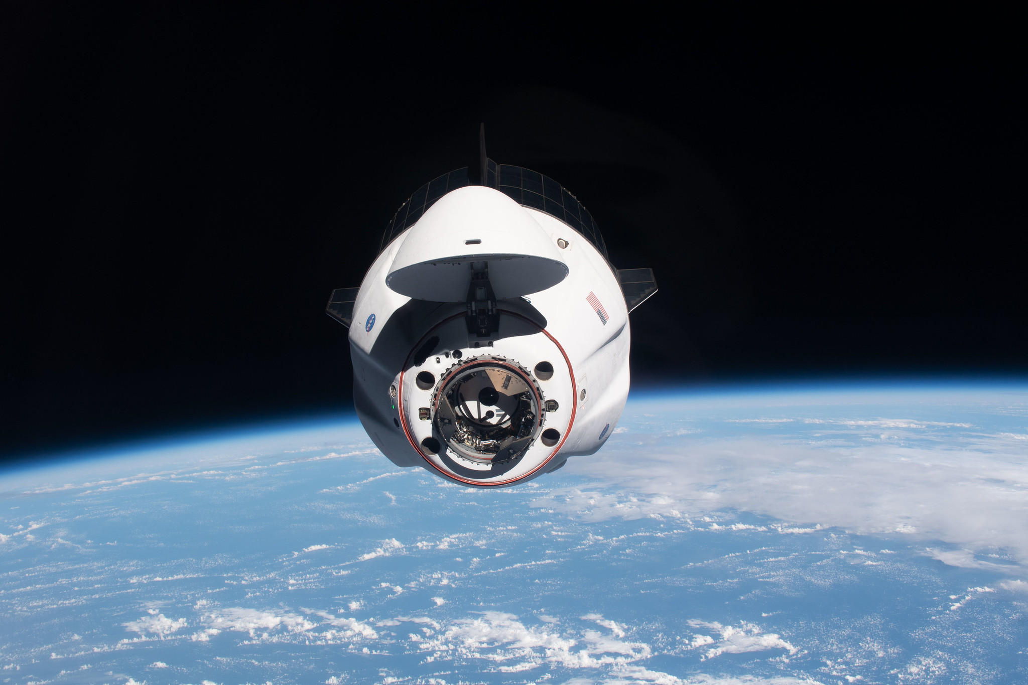 Załogowa kapsuła Dragon 2 Endeavour podczas zbliżania się do ISS przed dokowaniem (Źródło: NASA)