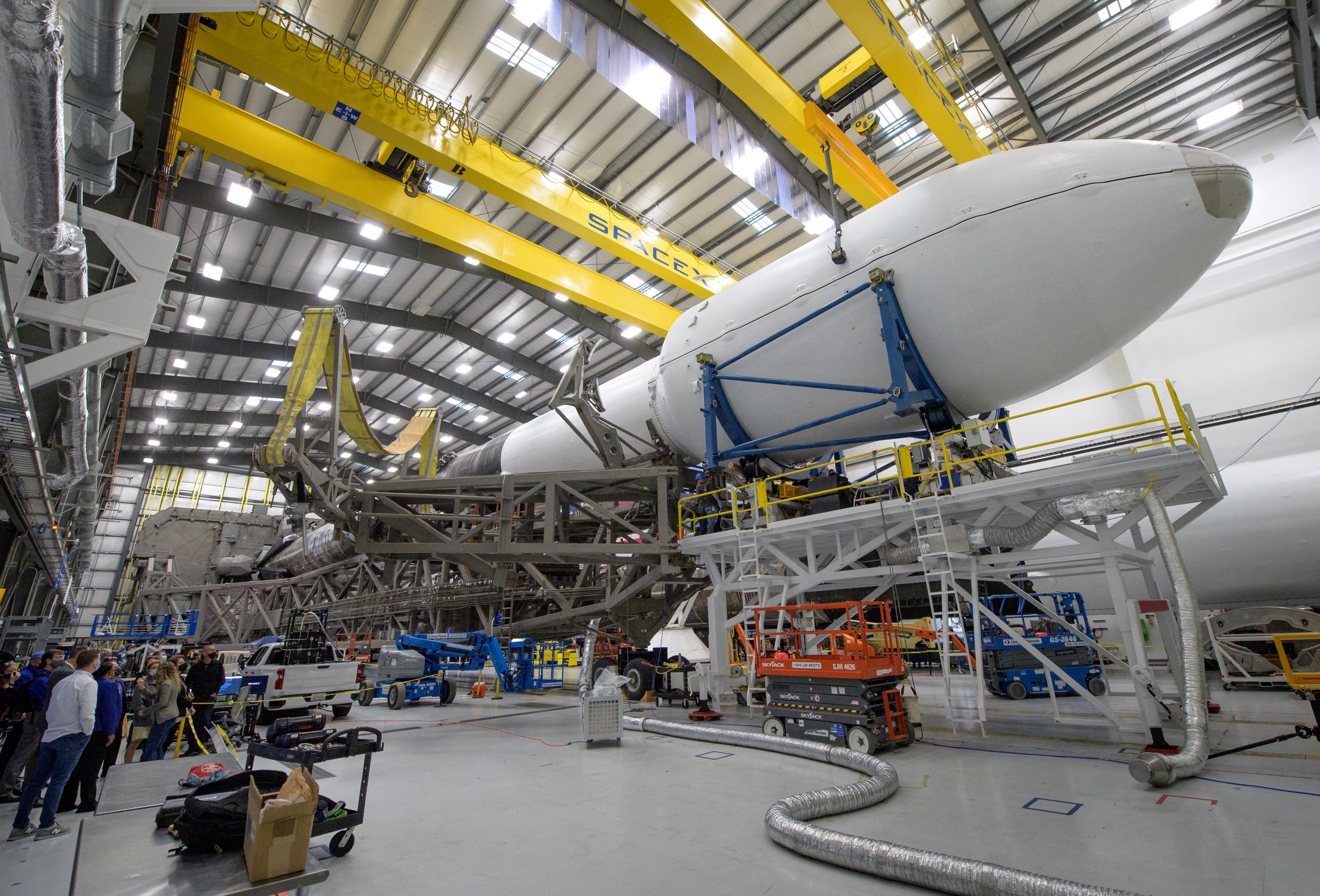 Rakieta Falcon 9 w hangarze podczas przygotowań do startu z misją DART (Źródło: NASA/Bill Ingalls)