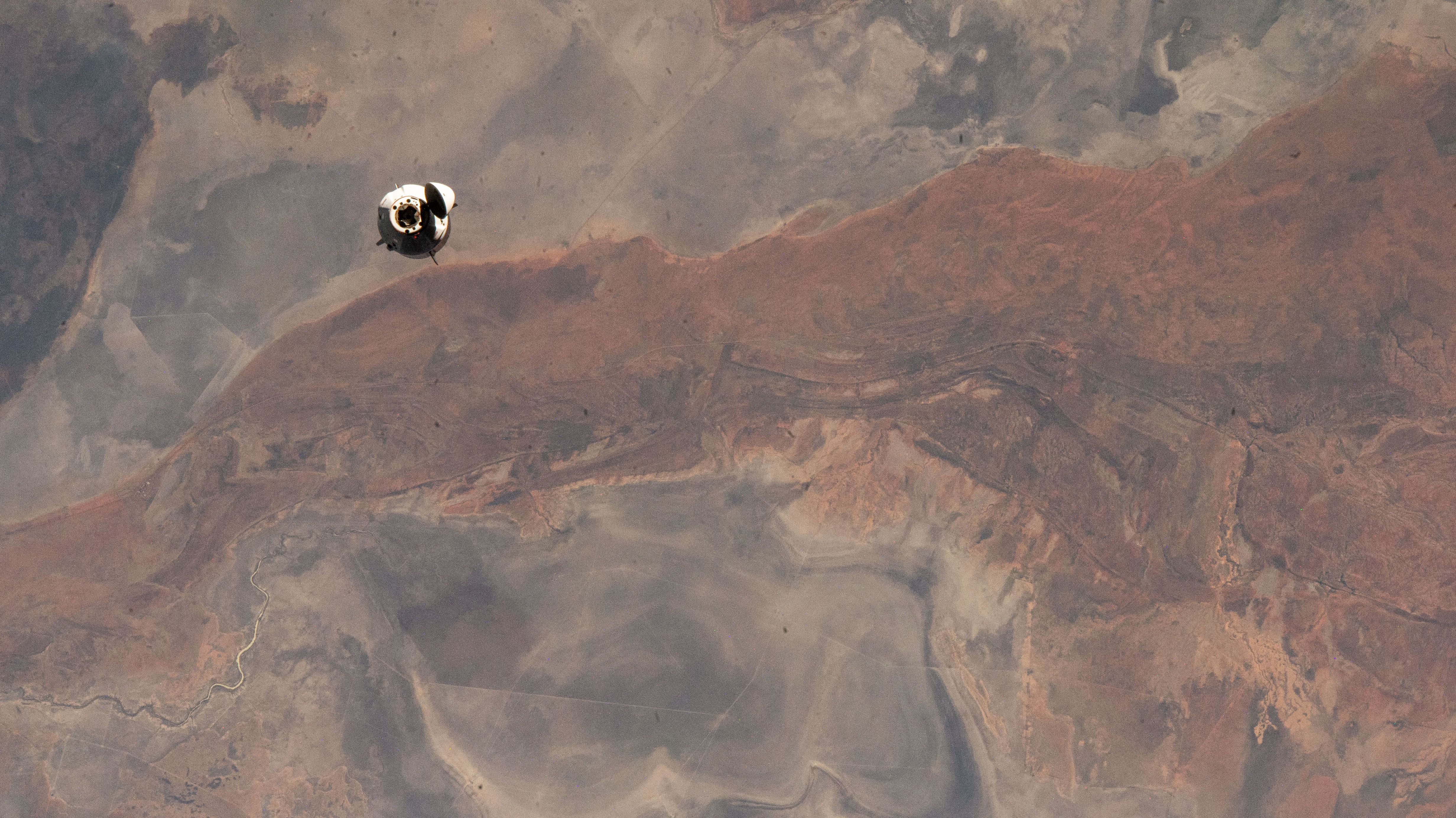 Załogowy Dragon podczas zbliżania się do ISS w ramach misji Crew-3 (Źródło: NASA Johnson)