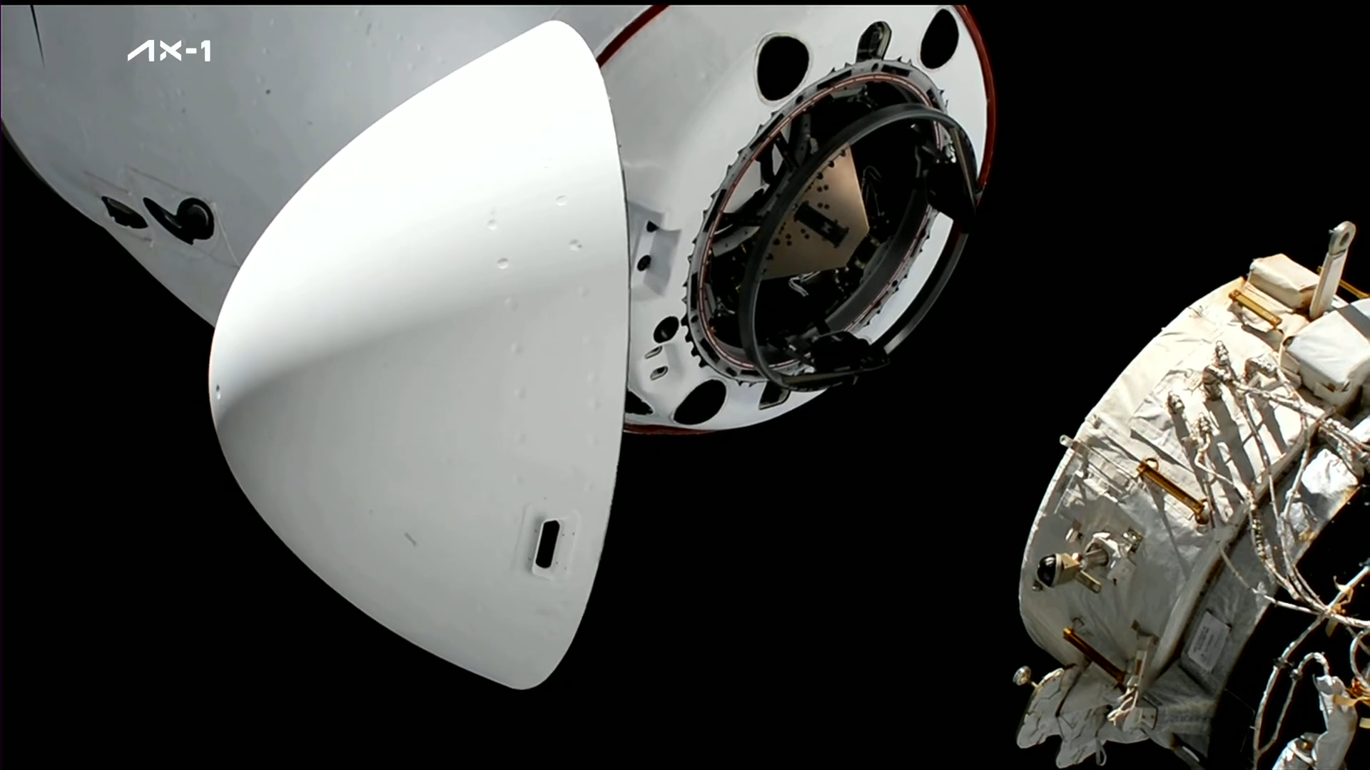 Statek Dragon 2 Endeavour tuż przed dokowaniem do ISS w ramach misji Ax-1 (Źródło: SpaceX)